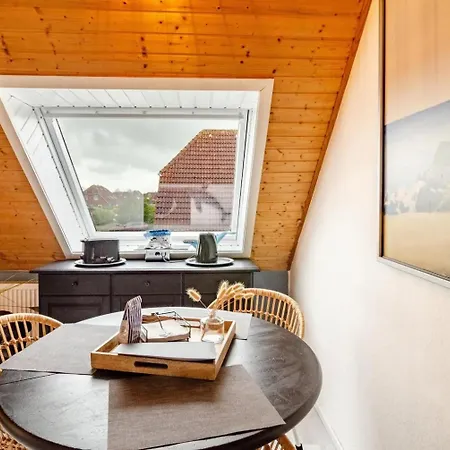 Gemuetliche Ferienwohnung Mit Balkon Im Herzen Vom Badeort 아파트 *
